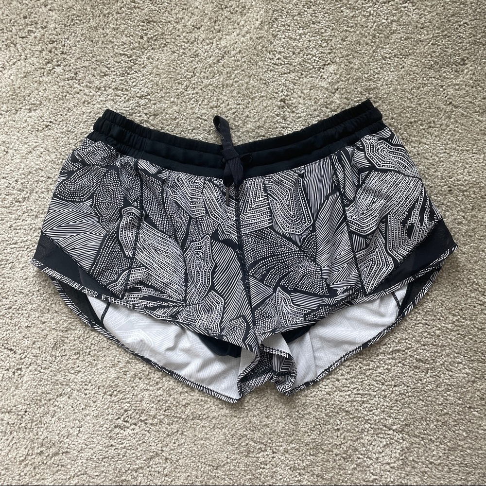 Lululemon Hotty Hot shorts 2.5” EUC